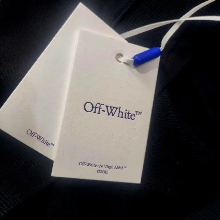 Top tested version OFF new large embroidery WHITE short-sleeved T-shirt OW trendy brand 2024 couples men and women hooded sweatshirt As a street fashion art in the luxury ranks, off white has always attracted many fans with its classic logo and trendy creativity. Not only is it an understanding of fashion, off white also intuitively reflects ♻️ environmental awareness in many works, and treats the world gently.  The kangaroo pocket adopts a special machine crimping process with externally shaped wiring. The brim of the hat is designed with threads, which is the first thing to look at when appraising.  The entire towel embroidery is scanned and printed more than 10 times. Can perfectly restore the original effect. The embroidery uses the latest embroidery technology and the picture is clear. The white glue base ensures the firmness of the printing, and machine washing is stress-free. The fabric is made of 480g terry cotton fabric with full drape.  Color: Black Size: XS-L P:430